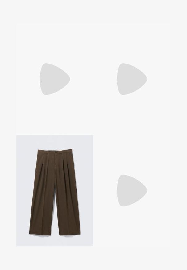 Ciemnozielona koszulka z miękkiego materiału, z okrągłym dekoltem i krótkimi rękawami. Wyhaftowane logo „nike” w nieco ciemniejszym odcieniu zieleni.; Brązowe spodnie w prążki o szerokich nogawkach, z przodami z zakładkami, zapięciem na guzik i gładką fakturą.; Czarne skórzane mokasyny o gładkim wykończeniu, ze stębnowaniem na nosie i niskim obcasem, zapewniającymi komfort i styl.; Czarne okulary przeciwsłoneczne o prostokątnych oprawkach, jasnoniebieskich soczewkach i gładkiej plastikowej teksturze. Posiadają wąskie zauszniki z subtelnym detalem logo.