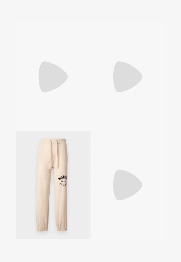 Růžový top s krátkým rukávem a vysokým výstřihem, s diagonálním překřížením a gradientním květinovým vzorem ve světlejších odstínech.; Beige tepláky s elastickými manžetami a pásem. Na levém stehně se nachází černý potisk s logem "MOSCHINO 86 ❤ 23 JEANS". Měkká textura.; Černé kožené baletní byty s kulatou špičkou, hladkou texturou, minimálními švy a flexibilním designem podrážky.; Hnědá kožená kabelka s klopou, zlatými kovovými detaily, ramenním popruhem a hladkým povrchem. Kompaktní obdélníkový tvar.