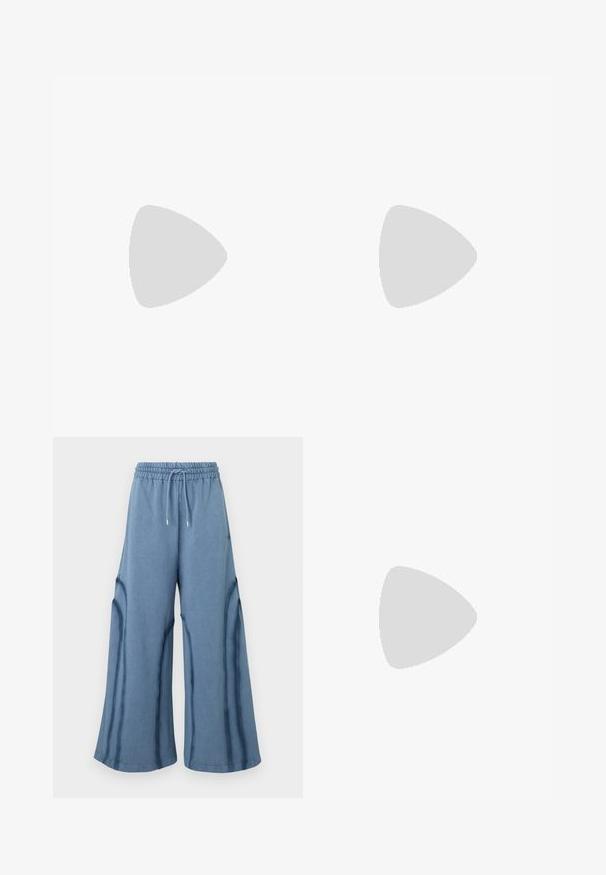 Bodysuit bianco in pizzo con scollo a V profondo, spalle arricciate e maniche a campana. Il tessuto presenta un motivo floreale e una linea aderente.; Pantaloni larghi blu con cintura elastica e cordoncino, caratterizzati da dettagli delle cuciture lungo le gambe.; Stivale alla caviglia in pelle verniciata nera con cuciture bianche, punta arrotondata e tacco a blocco. Presenta linee di design curve e una texture liscia.; Borsa a mano metallica argento con una forma unica, liscia e organica. Presenta una tracolla in corda nera e una piccola catena per opzioni di trasporto versatili.