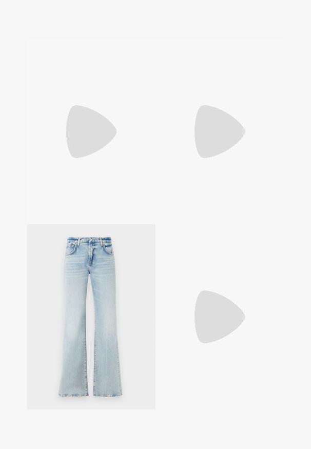 Langermet kroppstrøy i myk rosa stoff, med logoen "GUESS JEANS" i hvitt, har en tettsittende design og tanga bunn.; U-formede lyseblå denimbukser med blød tekstur, fem lommer og knaplukking. Har falming for en slitt effekt.; Svarte og grå treningssko laget av syntetiske materialer, med en teksturert svart tåhette, sporadisk gummisåle og hvit hælakse.; Hvit lærveske med en buet fasong, med et preget "CK"-logo på forsiden og en enkel skulderstropp. Glidelåslukking på toppen.