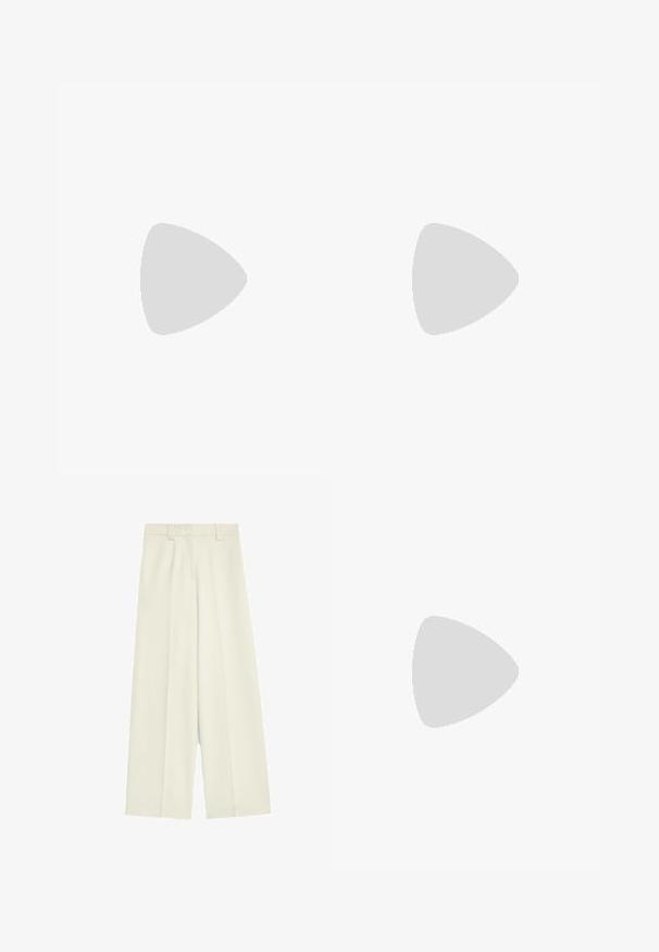 T-shirt oversize color crema realizzato in tessuto morbido, con scollo rotondo e maniche corte. Dettaglio logo a rilievo sottile sulla parte anteriore.; Pantaloni a gamba larga in tessuto bianco sporco, caratterizzati da una texture liscia, pieghe frontali e una linea diritta dalla vita all'orlo.; Sneaker in suede beige con profilo basso, superficie texturizzata e lacci bianchi. Presenta un design curvo e una suola in gomma per una migliore aderenza.; Occhiali da vista trasparenti a forma esagonale con tonalità marrone chiaro; montatura spessa e trasparente con aste sottili; senza loghi o motivi visibili.; Borsa a mano in pelle color tan con doppie maniglie e tracolla staccabile. Presenta un chiusura in tono oro e una superficie testurizzata.