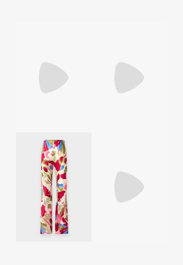 Mouwloze top met ruches, voorzien van een smockontwerp in pasteltinten, lichtgewicht stof en een gestructureerde afwerking.; Cult Gaia STACIE PANT - Broek - floral rosette; Nude patenten leren heeled sandalen met een vierkante neus, enkelbandje en een stevige blokhak. Gladde textuur en minimalistische ontwerpelementen.; Kraagloze, diep rode jurk met een gladde textuur. Voorzien van een parelketting met een decoratieve zilveren accent in het midden.