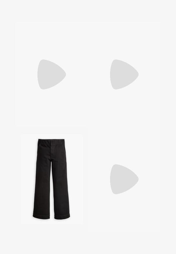 Bela kratek majica s kratkimi rokavi in okroglim vratnim izrezom z ravnim robom in oznako GAP znotraj ovratnika na svetli podlagi.; Črne bombažne hlače s širokim krojem, ki imajo elastičen pas, sprednje žepke in manšete pri gležnjih.; Bele tene škornje s črnimi črtami in bež usnjenimi detajli. Imajo teksturirano gumijasto podplat in ravne bele vezalke, nosijo se z svetlimi nogavicami.; Velika bež platnena torba z rjavimi usnjenimi ročaji, ki se ponaša z minimalnim dizajnom in vidnimi šivi.