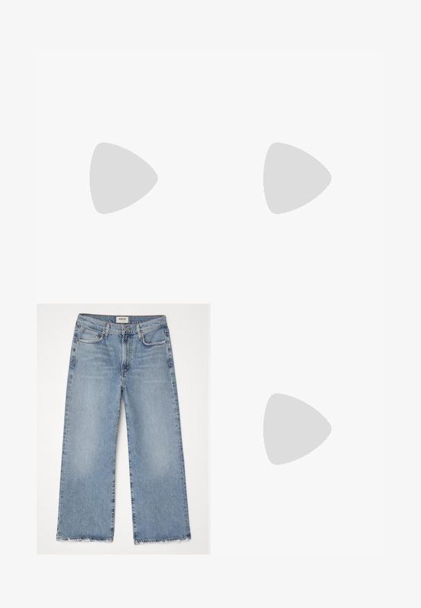 AllSaints LOTTIE TEE - Osnovna majica kratkih rukava - black; Agolde HARPER CROP - Široke nogavice - blue; Crne kožne sandale s petom, s izduženim vrhom, imaju usku petu i zlatni akcent na podesivoj traci. Glatka tekstura.; Crna kožna torba s poklopcem, srebrnim dodacima, dva prednja džepa, kontrastnim šavovima i odvojivom naramenicom.