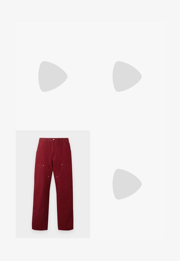 Carhartt WIP AMERICAN SCRIPT - Tricou basic - malbec; Pantaloni din bumbac burgundy cu croi drept, dotati cu două buzunare frontale, elemente metalice argintii și accente la genunchi. Textură netedă, greutate medie.; Pantaloni largi cu carouri maro și albastru, asociați cu pantofi albi cu accente negre și tălpi texturate, împotriva unui fundal verde.; Sweatshirt din fleece cu fermoar pe jumătate, de culoare maronie, cu logo brodat, purtat cu o geantă crossbody rotundă, neagră, cu fermoar și detalii cu logo, peste blugi.