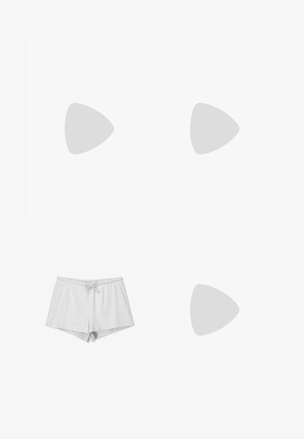 Langärmliges Hemd aus Baumwolle mit grünen und dunkelgrünen Streifen, Rundhals und geradem Schnitt. Keine sichtbaren Akzente oder Muster.; Helle graue Baumwollshorts mit einem elastischen Bund und einer verstellbaren Kordel, glatter Textur und lockerer Passform. Die Shorts haben keine Taschen.; Braune Wildleder-Slipper mit rot-creamfarbenem gemusterten Besatz, strukturiertem Absatz und UGG-Logo an der Seite. Verfügt über eine leichte Plattformhöhe.; Schwarze Ledertasche mit glatter Textur, runder Form, goldenen Hardware-Akzenten und zwei Griffen. Mit einem dekorativen Schloss an der Seite.