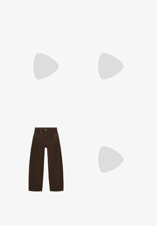 Witte katoenen t-shirt met korte mouwen, ronde halslijn, comfortabele pasvorm en gestikte zoom. Etiket zichtbaar aan de binnenzijde van de hals.; Bruine wijde jeans gemaakt van denim, met een knoop- en ritssluiting, vijf zakken en metalen hardwareaccenten.; Zwarte sportschoen met grijze accenten, gladde synthetische bovenkant, gestructureerde zool, ronde neus en platte veters. Klassiek ontwerp met logo-detail.; Zwarte lederen handtas met gevlochten handvatten, ritsvak en hangende franjes. Gelaagde oppervlakte met metalen studs en hardwareaccenten.