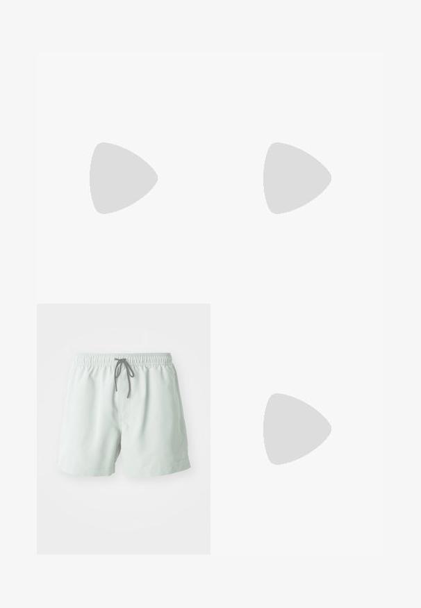 Polo à manches courtes bleu marine avec des rayures bicolores, un plastron à trois boutons et un col et des poignets côtelés. Fabriqué dans un tissu doux et texturé.; Tiger of Sweden SJO - Short - pale green; Chaussure slip-on tissée beige avec un bout arrondi, accents en cuir marron et dessus texturé. Semelle basse marron avec des surpiqûres contrastées.; Lunettes de soleil en métal avec des verres réfléchissants, présentant une forme aviateur, une monture argentée et des détails sur les branches. Portées avec un pull bleu et une veste.