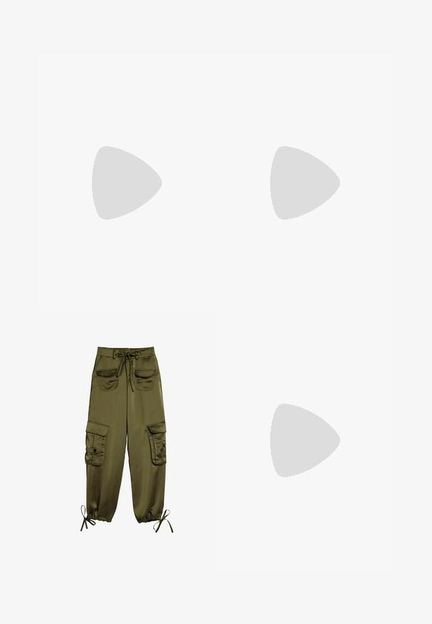 Bílý bezrukávový top vyrobený z měkké látky, s výřezy po stranách a kulatým výstřihem. Jednoduchý design bez vzorů nebo akcentů.; Olivově zelené cargo kalhoty vyrobené z hladké tkaniny, se dvěma předními kapsami, nastavitelným páskem a elastickými manžetami se stahovacími šňůrkami na kotnících.; Semišové dřeváky ve světle olivové barvě s vytvarovanou korkovou a gumovou podrážkou. Obsahují boční pásek s kovovou sponou a zaoblenou špičku.; Hnědá kabelka z syntetické kůže s zakřiveným tvarem, zapínáním na zip a dekorativními stříbrnými cvočky podél jedné strany. Má krátký ramenní popruh.