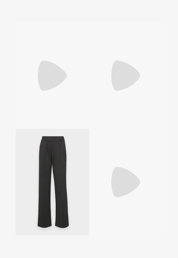 Top halter negro hecho de tela elástica. Presenta detalles fruncidos a los lados y un diseño sólido y sin costuras con una amplia tira de cuello.; Pantalones negros de pierna recta con una cinturilla elástica, pliegues en la parte delantera, tela suave y sin patrones o detalles de hardware visibles.; Sandaia de tacón alto plateada con un diseño de tira brillante, que cuenta con un acento similar a una perla y una correa en espiral en el tobillo para un ajuste seguro.; Bolso de mano en forma de corazón metálico plateado con dobles asas, correa de cadena y textura suave. Presenta herrajes metálicos y bordes cosidos.