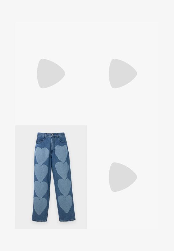 Biały, prążkowany top na ramiączkach z beżowym wykończeniem i małym, haftowanym logo z przodu, z okrągłym dekoltem i bez rękawów.; Dżinsy z luźnym krojem, ozdobione naszytymi jasnoniebieskimi wzorami serc z przodu, pięcioma kieszeniami i zapięciem na guzik.; Czarne skórzane botki do kostek z kwadratowym noskiem i masywnym obcasem, noszone z luźnymi czarnymi spodniami i ciemnoszarym płaszczem. Gładka powierzchnia.; Czarne prostokątne okulary przeciwsłoneczne z jednolitymi zielonymi soczewkami, z połyskującym wykończeniem i złotym logo po boku.