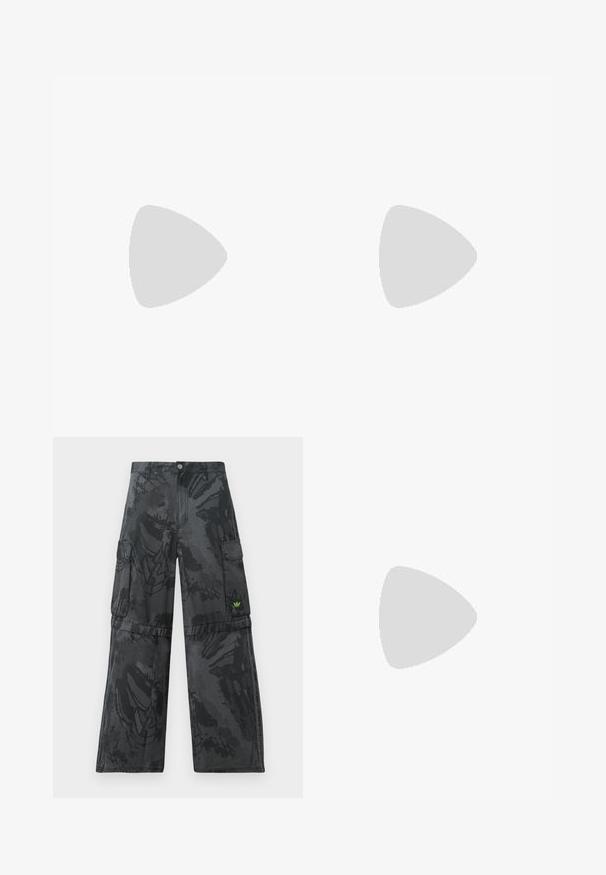 Pitkähihaista valkoista paitaa, jossa on V-pääntie, pehmeä rakenne ja sivuhalkiot. Ominaisuuksina on yksinkertainen muotoilu ilman koristeluja tai kuvioita.; Mustat cargo-housut, joissa on teksturoitu tumma kuvio. Varustettu useilla sivutaskuilla ja pienellä vihreällä logokuviolla edessä.; adidas Originals SAMBA UNISEX - Matalavartiset tennarit - preloved brown/sand strata/dark brown; Oliivivihreä kangaslaukkukotelo, jossa on suorakulmainen muoto, vetoketjullinen sulkiminen ja nahkakoristukset vetoketjun vetimessä.