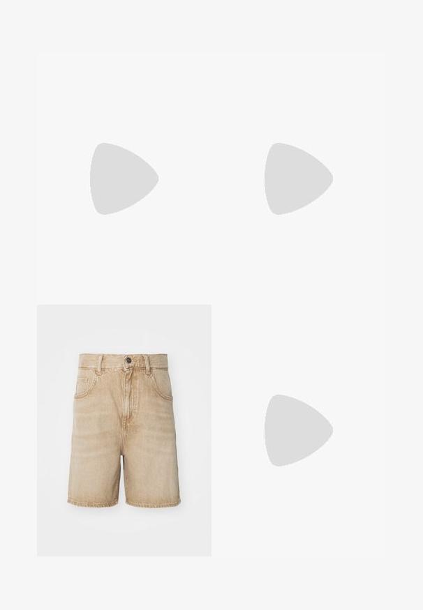 Biała bawełniana krótka koszulka z czerwonym ściągaczem przy kołnierzy i mankietach, z dużym czerwonym logo Nike z przodu.; Beżowe dżinsowe szorty z wysokim stanem, pięcioma kieszeniami, zapięciem na guzik oraz kontrastowym ściegiem, o nieco wyblakłej fakturze.; Białe płócienne sneakersy w stylu niskim z gumową podeszwą, okrągłym noskiem, sznurowanym zapięciem oraz skórzaną detalą wzdłuż boku.; Czarna skórzana torebka z zaokrąglonym kształtem, z elementami nitowymi i teksturowaną powierzchnią. Regulowany pasek z detalami w postaci ćwieków wzdłuż brzegu.; Srebrne kolczyki w kształcie obręczy z skręconym wzorem, z polerowanym wykończeniem i zapięciem na sztyft. Mają średnicę około 3 cm.