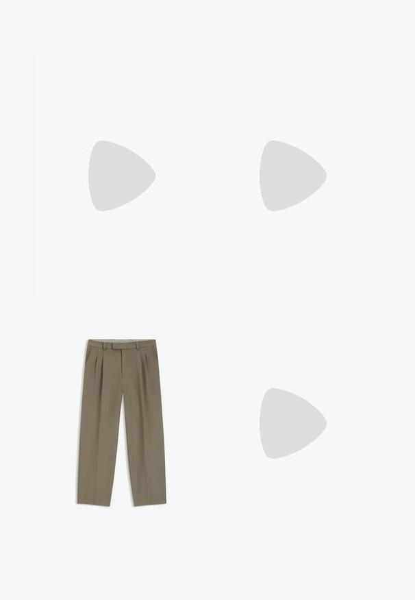Czarny i biały w paski krótki rękaw t-shirt z okrągłym dekoltem. Posiada równo rozmieszczone poziome paski i miękką teksturę materiału.; Khaki spodniami z plisami z bocznymi kieszeniami, pętlami na pasek i prostym krojem nogawek, wyeksponowane na białym tle.; Czarne skórzane mokasyny o gładkim wykończeniu, ze stębnowaniem na nosie i niskim obcasem, zapewniającymi komfort i styl.; Czarna skórzana torba o teksturowej powierzchni, zamykana na zamek, z miękką tkaninową podszewką. Zawiera wewnętrzną kieszeń na zamek.