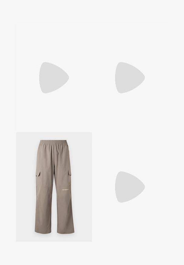 Oranžový sportovní tílko s kulatým výstřihem, bez rukávů, texturovaná tkanina a knoflíkový detail u ramene.; Lehké cargo kalhoty v taupe barvě, s elastickým pasem, bočními kapsami a decentním logem značky.; Černé sportovní tenisky s lesklou a síťovou texturou, s silnou podrážkou a tkaničkami, spárované s volnými olivově zelenými cargo kalhotami.; Černá nylonová taška přes rameno s texturovaným povrchem, nastavitelným popruhem a detailem na bungee. Obsahuje bílé logo "The North Face".