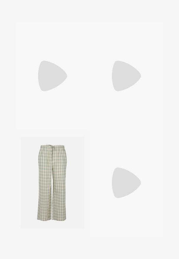 Ροζ βαμβακερό T-shirt με μία ασπρόμαυρη γραφική παράσταση μίας γυναίκας με κιθάρα, διακοσμημένο με το όνομα "Dolly" σε καλλιγραφία και μία πεταλούδα.; Πράσινες κα�ι λευκές καρό πιτζάμες, φτιαγμένες από μαλακό ύφασμα, διαθέτουν ελαστική μέση με κορδόνι και φαρδιές, άνετες γραμμές.; Μαύρο σουέτ και δερμάτινο παπούτσι αθλητικών με κρέμ πλευρική ρίγα και ανοιχτό κρέμ τακούνι. Διαθέτει μπεζ κορδόνια και σόλα από καουτσούκ.; Φωτεινό μπλε τζιν τσάντα με κοντό μαλακό χερούλι και μικρή κόκκινη ετικέτα Levi's στο πλάι, τοποθετημένη σε απλό φόντο.