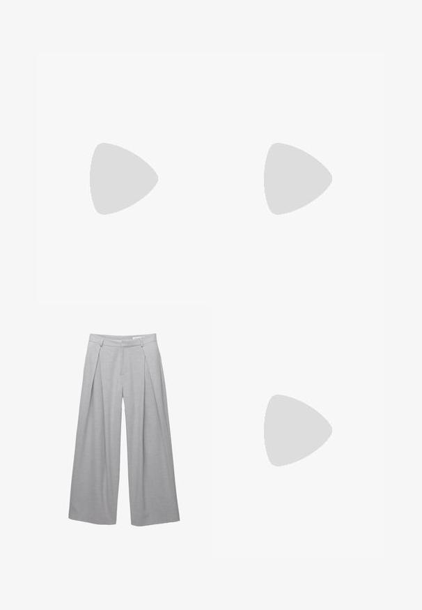 Sort halterneck-top lavet af ribbet stof, med en dyb V-udskæring og justerbar snøring i nakken. Tætsiddende silhuet uden yderligere detaljer.; Lys grå vidde bukser, lavet af tekstureret stof, med frontfald, bæltestropper og en skrædderlavet talje. Ingen synlige lukninger.; Navyblå ruskinds Adidas sneakers med lyseblå striber, gummisål, lyseblå hælflap og guld "Spezial" branding på siden.; Sorte ovale solbriller med mørke linser og tynde metalrammer. Har slanke arme med en subtil kurve i enderne.