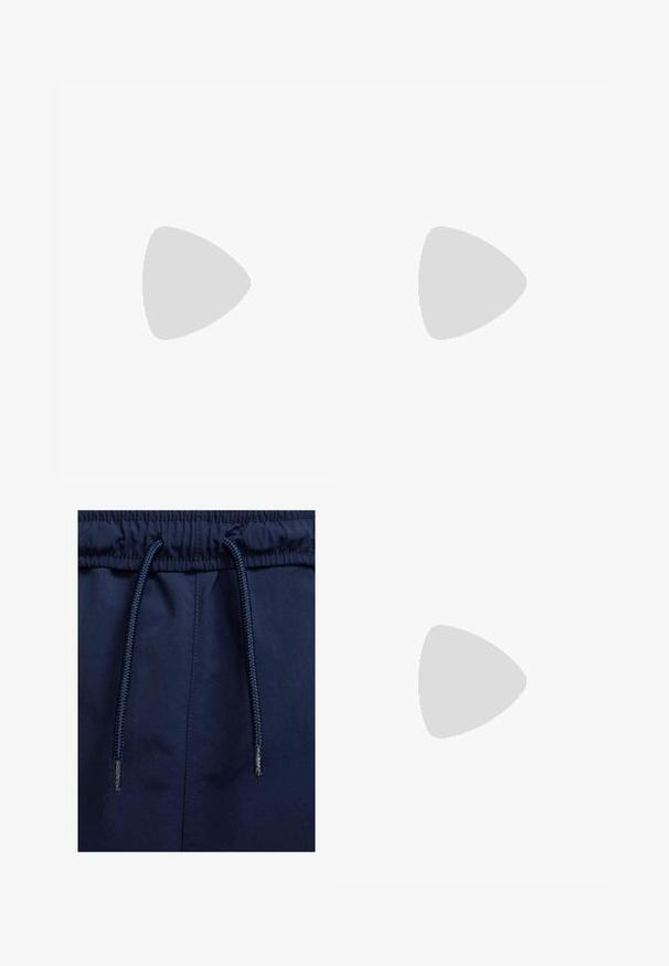 Mister Tee Camiseta estampada - black; Bermudas de color azul marino con cintura elástica, que cuentan con un cordón texturizado y tela suave.; Zapatillas blancas y crema con un acento rojo, que presentan materiales de malla y ante, detalles texturizados y una correa en la parte frontal.; Gafas de sol de montura redonda con un marco de plástico negro mate y lentes grises. Presentan un discreto logotipo en el lateral de la patilla.