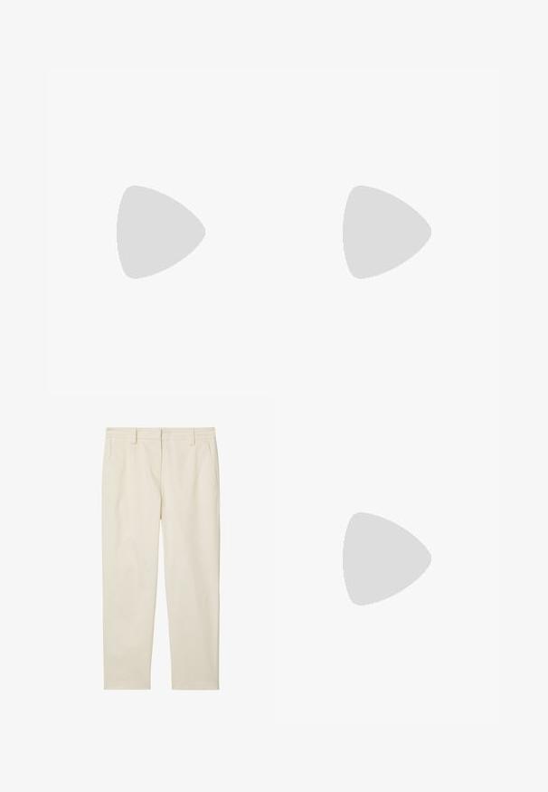 Marineblå T-skjorte med V-hals og korte ermer, laget av myk bomullsmateriale. Har et enkelt design og et lite merkelapp på siden.; Marc O'Polo MODERN STYLE TAPERED LEG HIGH RISE WELT POCKET - Chinos - chalky sand; Hvit sneaker med en teksturert lærøvre, beige detaljer, rund tå og en tykk, teksturert gummisåle. Har seks snøringshull.; Svart håndveske med strukturert form, jevn tekstur og metallisk lås. Kombinert med brede svarte bukser og sandaler med åpen tå på tregulv.