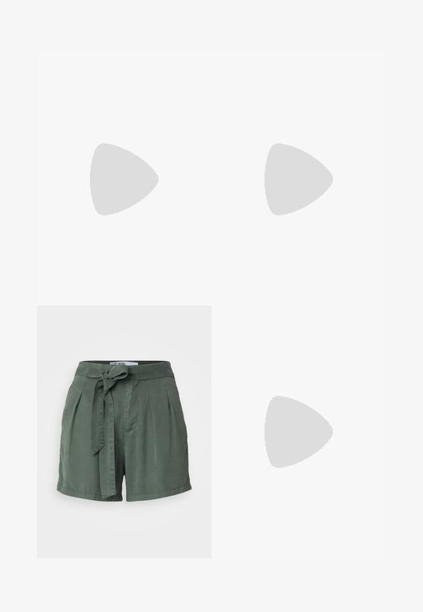 Ärmlös randig tanktop i vitt och marinblått. Har en djup V-ringning, knapplås framtill och vänster ficka. Slät tygtextur.; Gröna, högmidjade shorts i mjukt tyg med bälte som knyts, veckad front och sidofickor. Skräddarsydd design med en avslappnad passform.; Svarta lackerade klacksandaler med fyrkantig tå, ankelremmar och silverfärgade spännen. Har en kraftig blockklack för stabilitet.; Svart lädertoffelväska med slät textur, rektangulär form och två långa handtag. Ingen synlig hårdvara eller dekorationer.
