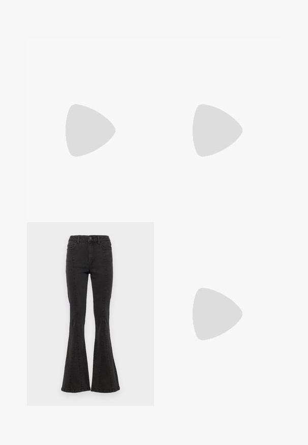 Weekday SPLATTER - Top - silver; Čierne denimové rozšírené džínsy s vysokým pásom, obsahujúce bočné švy a čistý okraj na leme. Látka má hladkú textúru s miernym elastickým efektom.; Strieborné metalické sandále na podpätku s nízkym podpätkom, s krížovými remienkami a hladkým povrchom. Minimalistický dizajn.; Strieborná metalická kabelka so štruktúrovaným tvarom, ktorá má hornú rukoväť a mašľu na prednej strane. Hladká textúra, reflexný povrch.