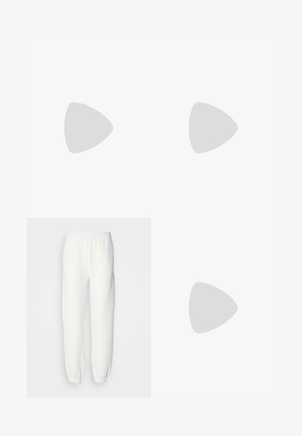 Tamno plavi pamučni majica s kratkim rukavima, okruglim izrezom i otisnutim logotipom "GANT 1949" na lijevoj strani prsnog koša. Glatka tekstura.; Bijele dukserice od mekog, pletenog materijala. Elastična pojas i manžetne pružaju opuštenu siluetu. Minimalistički dizajn, bez vidljivih uzoraka ili detalja.; Bežsuede tenisice s bijelim detaljima i gumenim potplatom. Imaju izbočeni logo sa strane i kontrastne bež vezice. Klasični dizajn.; Srebrne okrugle naušnice s glatkim, zaobljenim dizajnom i sjajnom, poliranom završnom obradom. Imaju minimalistički oblik s blagim otvorom.