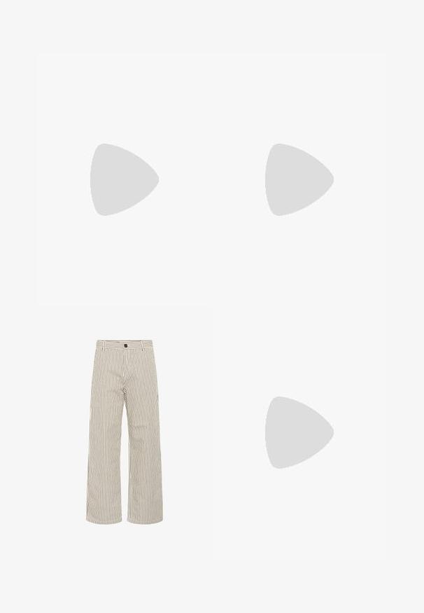 Set aus zwei Langarmoberteilen in Weiß und Schwarz. Rippstruktur, Rundhalsausschnitt, figurbetontes Design mit leicht ausgestellten Ärmeln.; Weite Stoffhosen in einem hellbeigen Material mit vertikalen schwarzen Streifen. Mit einem Gummibund mit Gürtelschlaufen und einem Knopfverschluss vorne.; Weiße High-Heel-Sandale mit einem klobigen Absatz, die über ein Riemchendesign und ein Knöchelband verfügt. Glatte Textur mit einer Plattform vorne für zusätzliche Höhe.; Braune Leder-Tote mit glatter Textur, offenem Oberteil und zwei Schulterriemen. Verfügt über minimale Nähte und keine sichtbaren Beschläge.