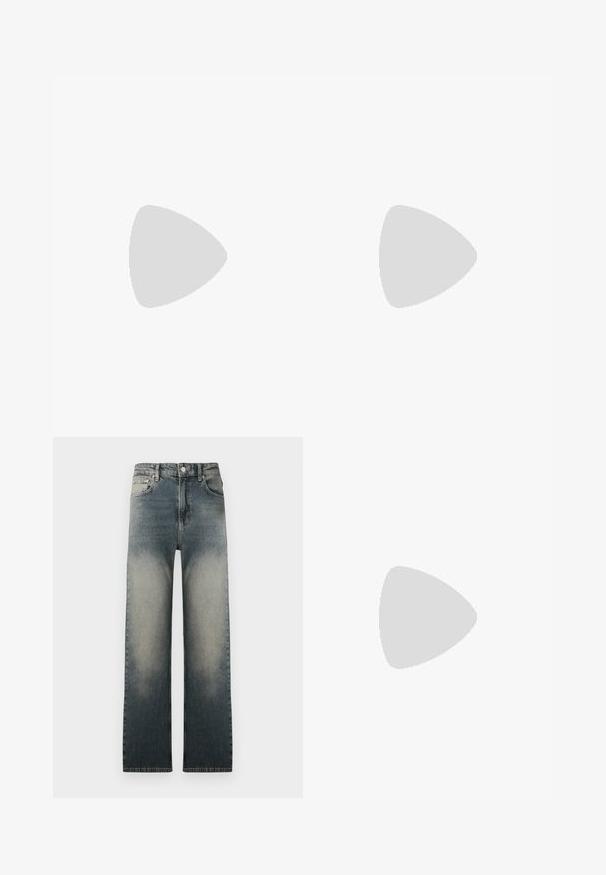 Top senza spalline in denim nero con un design aderente, caratterizzato da dettagli in metallo argentato e cuciture visibili. Texture liscia su tutta la superficie.; Jeans a vita alta con gamba dritta, in denim chiaro e scuro con effetto sbiadito e design classico a cinque tasche.; Stivale ankle in pelle nera con puntale metallico, suola in gomma spessa e lacci incrociati. Presenta un'allacciatura frontale e una linguetta sul retro.; Occhiali da sole neri oversize con lenti gialle sfumate. Presentano un ampio tempio con marchio e la scritta dorata "MOSCHINO". Montatura in plastica liscia.