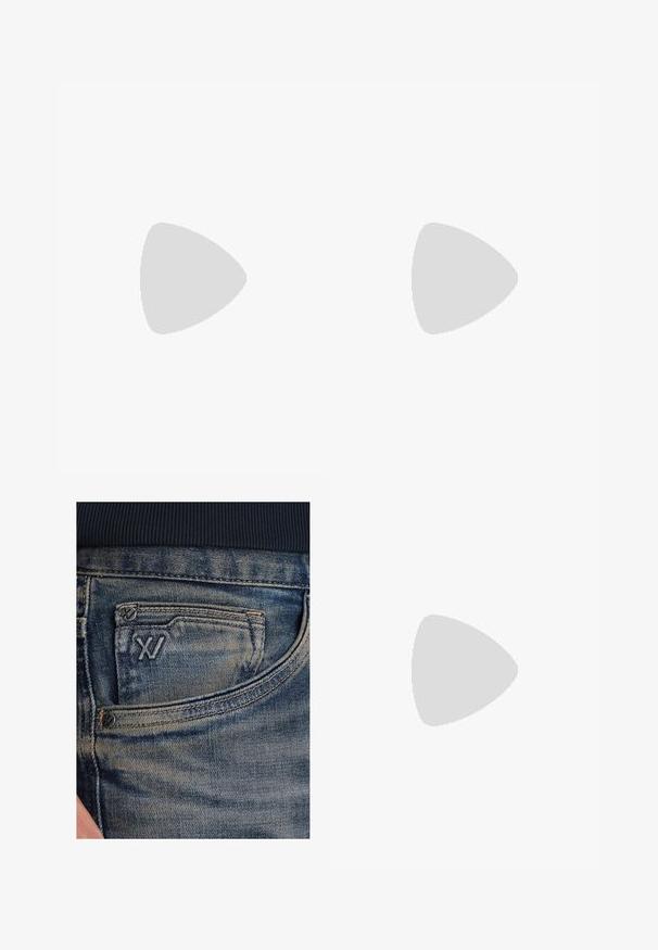 Marineblå bomulds T-shirt med fed hvid tekst: "TOM TAILOR THE CASUAL DEPARTMENT 1962." Kortærmet og rund halsudskæring.; Blå denimjeans med en falmet tekstur, med en møntlomme og en sort logodetalje foran. Taljebåndet er af mørk marineblåt ribstrikket stof.; Lysebrune ruskindsko med rund tå, syet detaljer og en ribbet brun gummisål. Har et sidemærke med "Clarks" logo.; Brun læder buddeltaske med en flad frontklap, to remme, guld hardware detaljer og en justerbar skulderrem.