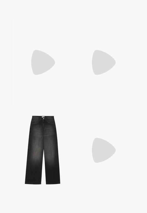 Črna brezrokavna majica z visokim ovratnikom, narejena iz mehke pletene tkanine. Ima kvadratno silhueto in gladko teksturo.; YOURTURN UNISEX - Vrečaste kavbojke - black denim; Prozorni natikači s prozirnim gornjim dijelom i bež platforma petom. Imaju glatku teksturu i minimalistički dizajn.; Svetlo siva usnjena torbica s ukrivljeno obliko, zlato kovinsko dodatki, sprednji sponka in šivani detajli. Vključena nastavljiva naramnica.