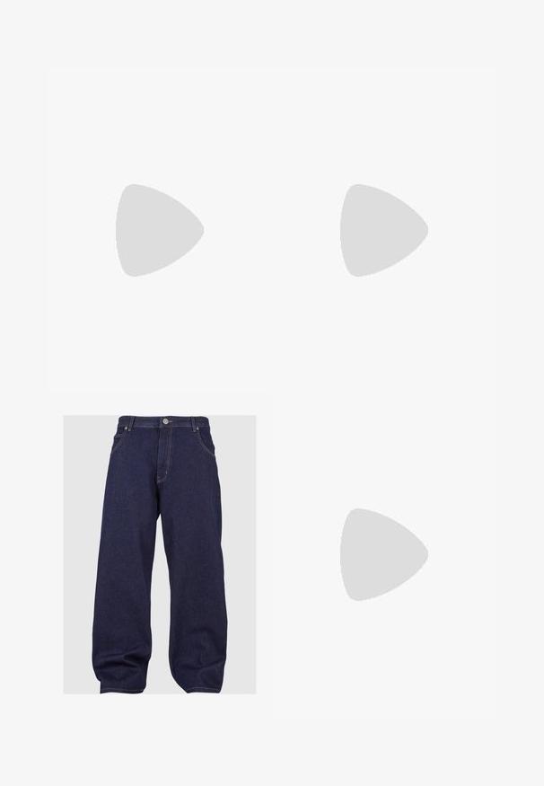 Helles blaues Langarm-T-Shirt aus strukturiertem Stoff, mit geripptem Halsausschnitt und einem aufgestickten Logo auf der Brust in passender Farbe.; Dunkelblaue Jeans aus Denim mit lässiger Passform, ausgestattet mit einem Knopfverschluss, fünf Taschen und kontrastierenden Nähten entlang der Säume.; Braune Leder-Ankle-Boots mit spitzer Spitze, elastischen Seitenteilen, strukturierten Details auf der Vorderseite und einem niedrigen, gestapelten Absatz.; Sonnenbrille im Schildpatt-Muster mit braunen Gläsern, im Pilotenstil, ausgestattet mit einem schlanken Rahmen und metallischen Akzenten an den Bügeln.