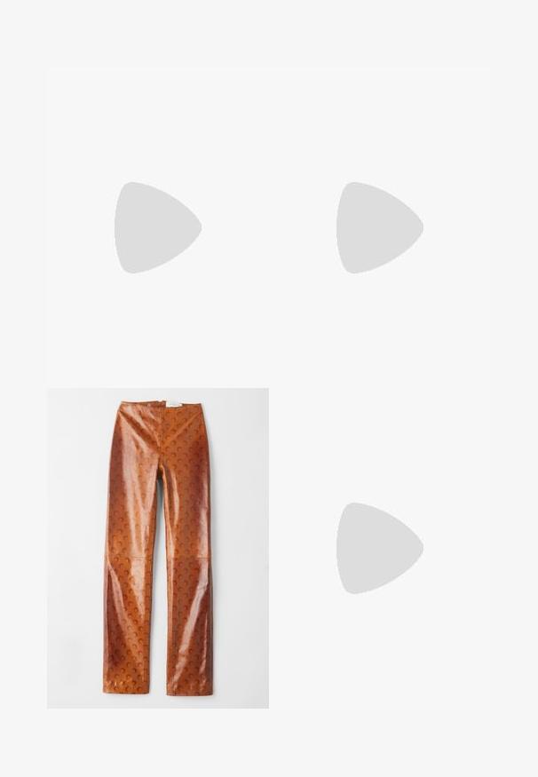 Rød kortærmet t-Shirt lavet af bomuld, med en hvid boks med "Udsalg" i fed rød skrift og en rund halsudskæring.; Brune faux læderbukser med en struktureret overflade og halvmåne mønster, højtaljet design og lige ben silhuet.; MIISTA MALENE - Høje støvler/ Støvler - navy; Sort læder skuldertaske med en buet form, tyndt håndtag og diskrete guld accenter. Glat tekstur med minimalistisk design.