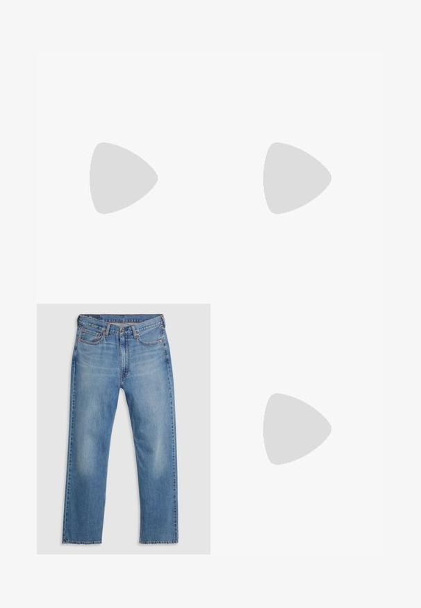 Jack & Jones JORVESTERBRO CREW NECK - T-Shirt print - fairy tale; Blaue gerade geschnittene Denim-Jeans mit vorne liegendem Knopf- und Reißverschluss, Gürtelschlaufen und Fünf-Taschen-Design auf weißem Hintergrund.; Weiße Leder-Sneaker mit glatter Oberfläche, rundem Zehenbereich, flachen Schnürsenkeln und strukturiertem Schuhsohlen. Graues Wildleder-Detail an der Ferse.; Schwarze Sonnenbrille mit runden Gläsern, matter Oberfläche und markanter Cat-Eye-Form. Schlanke Bügel mit dezenter Markenkennzeichnung am linken Schläfenstück.