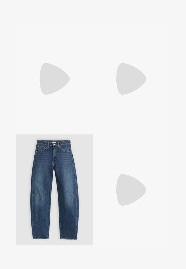 Sudraba sekvošu halter topiņa ar augstu kakla izgriezumu, pieguļošu augšdaļu un gludu iekšējo audumu. Iekļauta aizmugurējā rāvējslēdzēja aizdare.; Tumši zili džinsi ar taisna kāju dizainu, ar priekšējiem kabatām, kontrastējošu šuvju un nemanāmu izbalējušu struktūru uz kājām.; Melna loafer stila kurpe ar masīvu platformas zoli, gludu ādas augšdaļu, dekoratīvu ķēdes akcentu un nelielu papēdi ar iegriezumu.; Melnas krokodila tekstūras somiņa ar divām rokturiem un rāvējslēdzēja aizdari. Somai ir taisnstūra forma un spīdīga virsma.