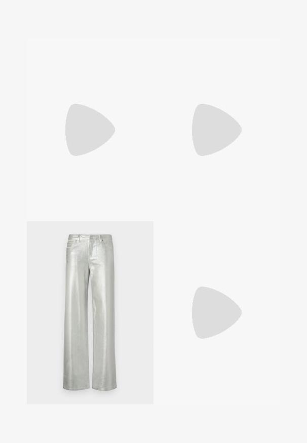 Rød bomull t-skjorte med korte ermer. Har et grafisk design med "A|X" og blomsteraksenter, som gir tekstur og kontrast til bakgrunnen.; Sølv vide bukser laget av metallisk stoff. Har to frontlommer og glidelås. Jevn tekstur og skinnende finish.; Sorte slingback pumps med spiss tå, glanset skinnfinish og en liten hæl med gullakcent. Elegant design med åpen bak.; Svart lærveske med quiltet design, sølvkjedehank og et fremtredende sølv "AX"-logo foran. Kompakt rektangulær form.