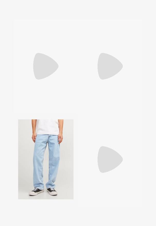Jack & Jones JORVESTERBRO CREW NECK - Marškinėliai su spaudiniu - laurel wreath; Šviesiai mėlynos denim kelnės su laisvu siluetu, su tiesių kojų dizainu ir standartinėmis siūlėmis, derinamos su juodais sportiniais bateliais.; Juodi zomšiniai sportbačiai su baltais akcentais ir raišteliais, derinami su baltais raibais aukštakulniais iki kulkšnies, padėti ant tekstūruoto pilko paviršiaus.; Žalios stačiakampės saulės akinių su tamsiais lęšiais, storais skaidriais rėmeliais ir lengvu blizgesiu. Aksentuoti smilkiniai.