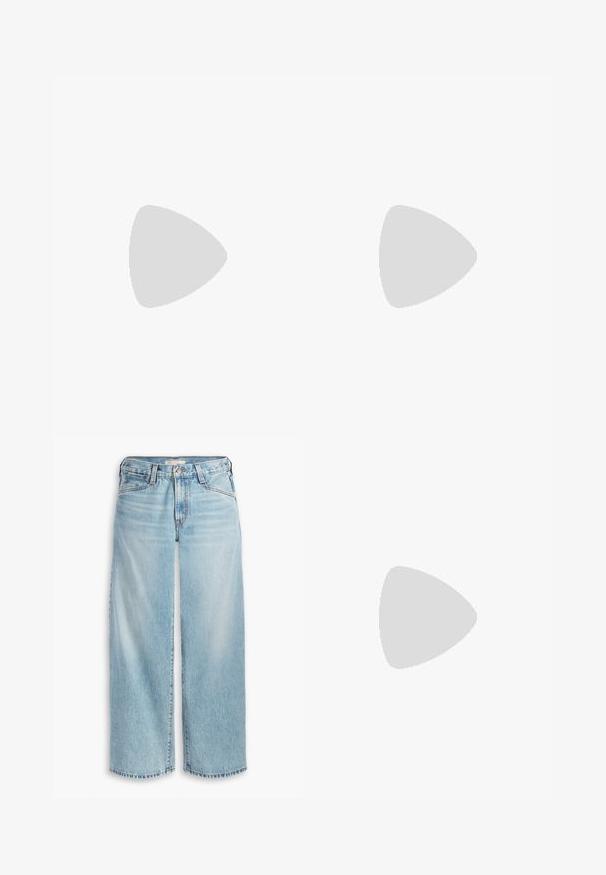 Top corto in pizzo bianco con maniche corte, motivo floreale, orlo ondulato e una finitura testurizzata delicata. Presenta una chiusura con zip sul retro.; Jeans ampi di colore blu chiaro realizzati in denim, con vita alta, chiusura a bottoni e orlo sfilacciato. Cuciture e tasche visibili.; Mule in pelle nera con punta affilata e tacco basso a blocco. Texture liscia con un design elegante. Retro aperto con dettagli minimi.; Occhiali da sole verdi con finitura lucida, montatura rettangolare e lenti verde scuro. Presentano un logo sottile sul lato della tempia.; Borsa tote in pelle nera con manico quadrato, caratterizzata da una finitura testurizzata e logo impresso. Include una tracolla rimovibile.