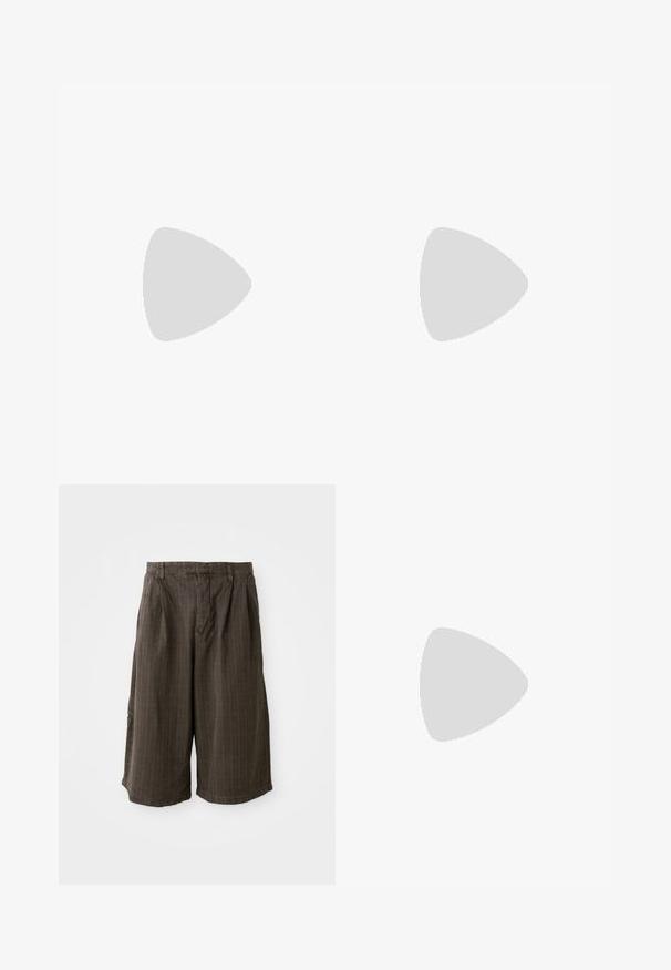 Polo shirt in cotone verde con colletto classico, maniche corte e loghi ricamati e numero sul davanti e sulla manica.; Pantaloni corti a righe marroni con vestibilità ampia. Realizzati in tessuto leggero, presentano plissettature e orlo risvoltato per un tocco di dettaglio.; Stivale da cowboy in pelle marrone con gambale alto, punta affusolata, motivi di cucitura intricati e tacco basso. Finitura testurizzata in tutto lo stivale.; Occhiali da sole neri rettangolari con lenti verdi, finitura opaca, dettagli hardware discreti e logo impresso sulla tempia.