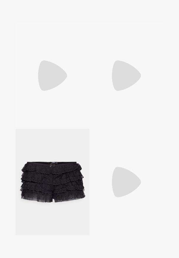 Juodas raštuotas megztukas trumpomis rankovėmis, giliu V formos apsiaustu ir auksine dekoratyvine mygtuku centre; prisitaikantis prie figūros dizainas.; Jaded London BLOOMER SHORTS - Šortai - black; Juodi odiniai batai su kvadratiniu galiuku ir mažu kulnu, papuošti dekoratyvine kaspinu priekyje. Dėvimi su tamsiomis džinsinėmis kelnėmis.; Juodas pintas odinis rankinės su išlenkta forma, turinti storą rankeną ir užtrauktuko uždarymą. Textūruota paviršius su blizgiu finišu.