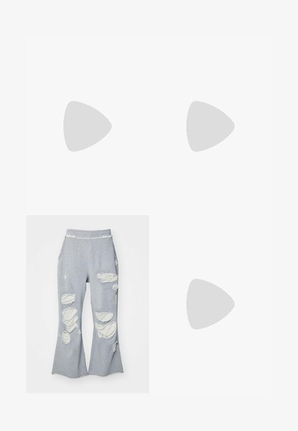 Musta lyhythihainen T-paita, jonka alla on vaaleanbeige pitkähiha. Puuvillakangasta, rento malli, pyöreä kaula-aukko ja sivusaumadetaileja.; Harmaat collegehousut, joissa on levenevät lahkeet ja useita kuluneita paikkoja, jotka paljastavat vaaleampaa kangasta. Joustava vyötärö vyötärön mukavuuden takaamiseksi.; Polvisen korkeudelle ulottuvat mustat nahkasaappaat, joissa on löysä muotoilu, teräväkärkinen ja paksupohjainen korko, sekä sileä, kiiltävä pinta.; Musta nahkainen käsilaukku, jossa on kaareva muotoilu, hopeiset niitit, solki ja kaksi sivutaskua. Säädettävä olkahihna erilaisiin kantovaihtoehtoihin.