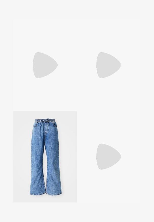 Witte katoen t-shirt met korte mouwen, voorzien van een marineblauwe afbeelding van palmbomen en de tekst "SUNSET ESCAPE" erboven. Casual fit.; Lichtblauwe denim wijde broek met een elastische tailleband en een koord. Bevat dubbeldikte naden en een ruwe zoom. Geen zichtbare zakken.; Lichtblauwe sneakers met crème accenten, voorzien van veters, een rubberen zool en een gestructureerde grip. G gedragen met witte crew-sokken op een blauwe ondergrond.; Geweven straw handtas in beige met een gebogen vorm, een kort handvat en een zijrits. Beschikt over een gestructureerd oppervlak en een minimalistisch ontwerp.