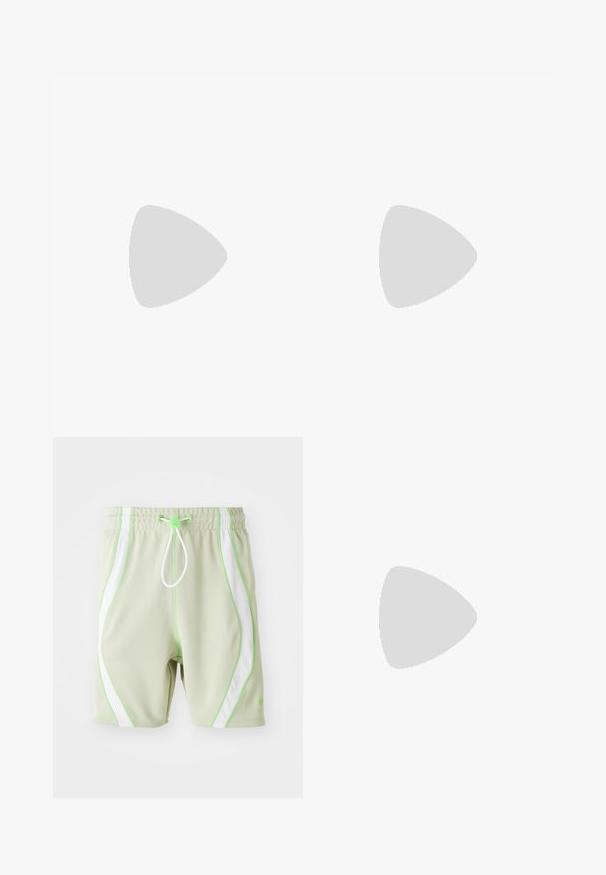 Svart bomull t-skjorte med korte ermer, rund hals og hvit grafisk tekst som leser "OBEY" og "movement" på brystet.; Lysegrønne sportsshorts med hvite mesh-sidelapper og grønne detaljer. Har elastisk midje og snøring.; Svarte lave sneakers med hvite snører og detaljer, kombinert med løse beige cargo-bukser, stående på blå teppe.; Svart nylon belteveske med glidelås, med en stor hvit Nike-logo. Jevn tekstur og ergonomisk design for komfortabel bruk.