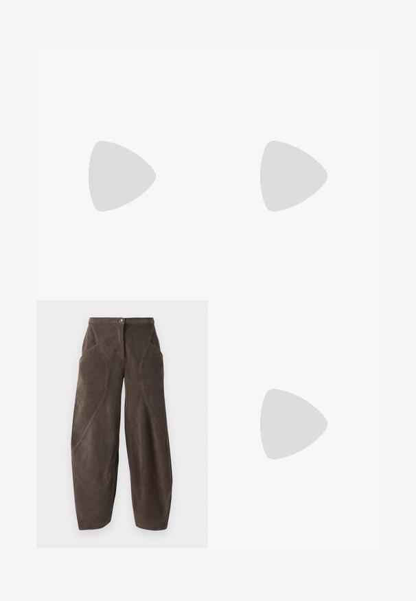 Pull à manches courtes rayé, fabriqué dans un matériau doux ; il présente des rayures bleu marine et beige, un col rond et un ourlet côtelé.; Pantalon en velours côtelé marron à jambes larges, taille haute, fermeture à bouton sur le devant et détails de couture en biais sur les jambes.; Sandale en cuir verni noir avec trois brides, boucle de cheville et talon aiguille de 10 cm. Présente un détail en métal doré et un charm logo.; Pochette en cuir rouge à la finition texturée, avec un rabat plat et une courte sangle. Logo de marque discret sur le devant.