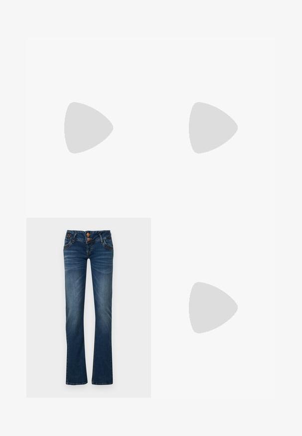 Pieces PCRIA FOLD UP SOLID TEE - Paprasti marškinėliai - magnet; Mėlynos flared džinsai, pagaminti iš denimo. Yra dviejų mygtukų užtrauktukas, priekinės kišenės ir švelnus blukimas. Apačia baigiasi siuvimo detalėmis.; Juodos odinės aulinukės su apvalia nosimi, raišteliais priekyje ir storesniu guminio pado apačioje su tekstūruotu raštu. Priekyje yra kilputė.; Sidabriniai auskarai žiedai su sukto dizaino, turintys poliruotą apdailą ir fiksavimo smeigtuką. Skersmuo maždaug 3 cm.