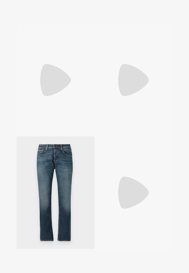 Två bomullströjor, en vit och en svart, båda med korta ärmar och rund halsringning. Båda har "REPLAY"-logotypen i mitten.; Blå denimjeans med rak passform, blekt tvätt, femficksdesign och kontrasterande sömmar. Knapp- och blixtlåsstängning.; Svart läder snörsko med rundad tå, texturerad gummisula och gul söm runt basen. Platt design och slät yta.; Solglasögon med en elegant, silver metallram, gråtonade linser och en aerodynamisk design med spetsiga kanter och tunna bågar.