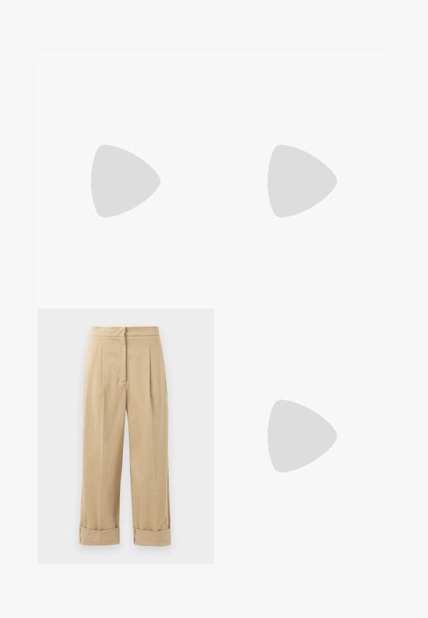 Crni majica bez rukava s tankim naramenicama, slobodna kroja i skupljenim rubom. Izrađena je od lagane tkanine s glatkom teksturom.; Bež hlače širokih nogavica s dva prednja nabora, zavijenim rubovima i glatkom teksturom. Napravljene od laganog materijala, nude opuštenu siluetu.; Smeđe antilop cipele s ravnim potplatom i špicastim nosom, koje imaju tanki remen i zlatni detalj. Cipele imaju mali štiklu i sivi detalj.; Tory Burch ROMY PEBBLED SATCHEL - Ručna torba - tiramisu