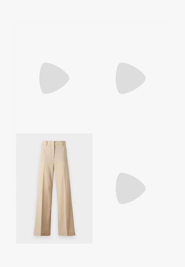 Krämfärgad T-shirt gjord av mjuk, lätt bomull, med korta ärmar och rund halsringning. Ingen synlig mönster eller detaljer.; Beiga vida byxor i mjukt tyg, med en flat front med veck, dragkedja och bälteshällor. Skräddarsydd passform.; Beige mockasinsko slingback-sko med spetsig tå och en transparent, rund klack. Slät yta och minimalistisk design.; Brun läderklutch med guldsnäppram och kort guldchain-handtag, med en mjuk, rynkad textur på vit bakgrund.