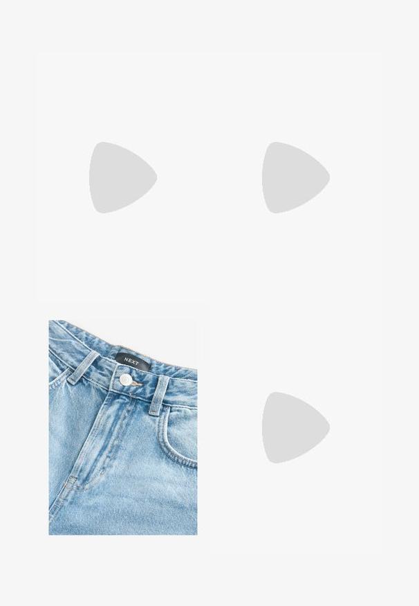 Zwei Rundhals-T-Shirts in Schwarz und Weiß. Kurzarm, aus weichem Baumwollstoff, gerade geschnitten mit lockerer Passform.; Next Jeans Shorts - mid blue denim; Hellgrüne Sneakers mit pinken Akzenten und einer braunen Gummisohle, aus strukturiertem Material und in einem runden, lässigen Design.; Rosa transparente Sonnenbrille mit runden Rahmen und dunkleren rosa Gläsern. Die Bügel sind schlank und leicht gebogen, aus strapazierfähigem Kunststoff gefertigt.