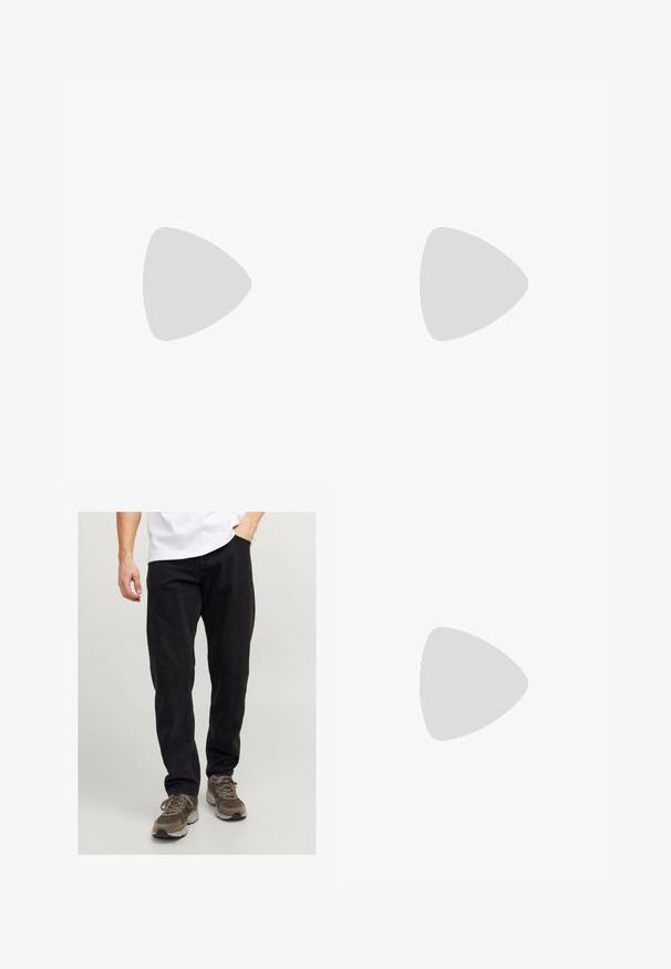 Weißes Baumwoll-T-Shirt mit Rundhalsausschnitt, kurzen Ärmeln und einem grafischen Design auf der Vorderseite, das "HVAR" und "KROATIEN" in schwarzem und pinkem Text zeigt.; Schwarze Baumwollhosen mit lässiger Passform und leichtem Stretch. Ausgestattet mit einem klassischen Fünf-Taschen-Design und subtiler Textur, getragen mit grauen Sneakers.; Marineblaues Wildleder-Bootsschuh mit runder Zehenform, cremefarbener Gummisohle und Leder-Schnürakzenten. Verfügt über ein genähtes Muster im Obermaterial.; Schwarze Umhängetasche aus glattem Material, mit einem umklappbaren Deckel, silbernem Verschluss und verstellbarem Schultergurt.