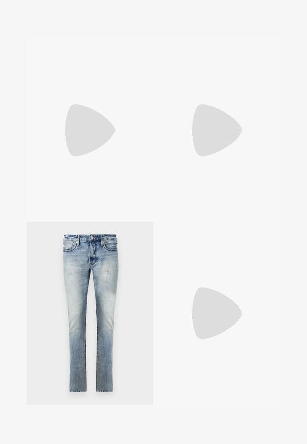 Baltas polo marškinėliai, pagaminti iš medvilnės, su struktūruotu apykakle. Priekyje yra didelis juodas grafiškai pateiktas tekstas. Paprasta, klasikinė linija.; Šviesiai mėlyni džinsai su nuvalytu paviršiumi, aptemptas fasonas, penki kišenės ir kontrastingos siūlės.; Juodos odinės loafers, turinčios lygų paviršių, apvalią noselę ir dekoratyvinę juostą per priekinę dalį. Žemas krentantis kulnas, minimalistinis dizainas.; Juodos stačiakampės akinių nuo saulės su tamsiais objektyvais, storu plastiko rėmu, auksinėmis detalėmis ant šventyklų ir prekės ženklo logotipu išgraviruotu ant šono.